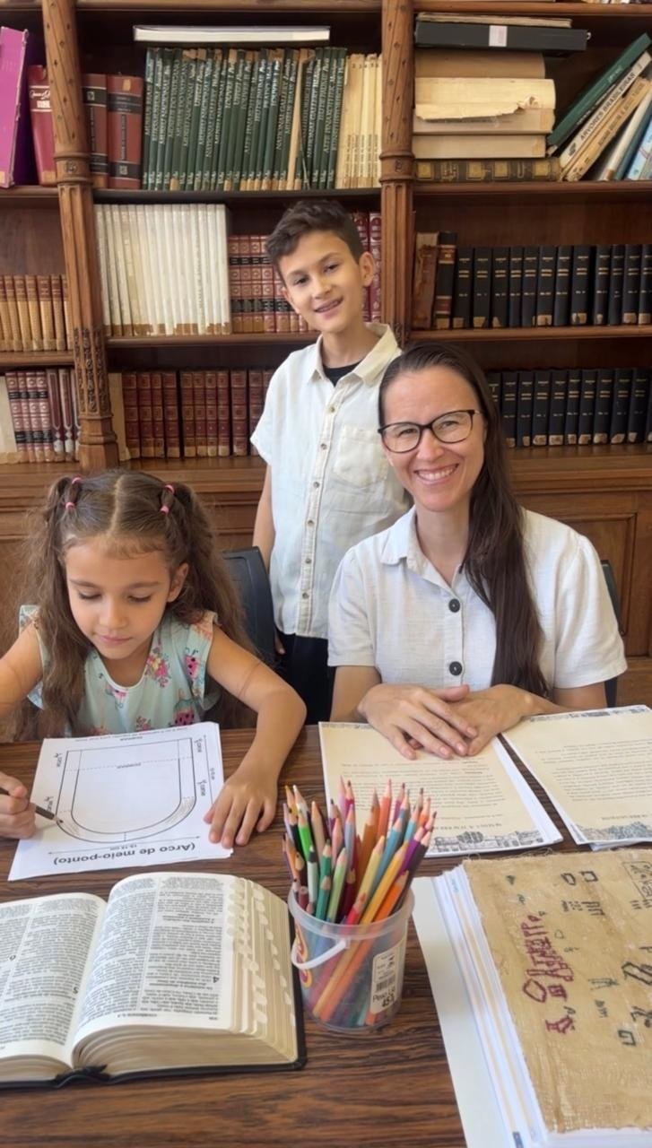 Valéria de Maceno com os filhos, estudando com os materiais da Casa Maceno